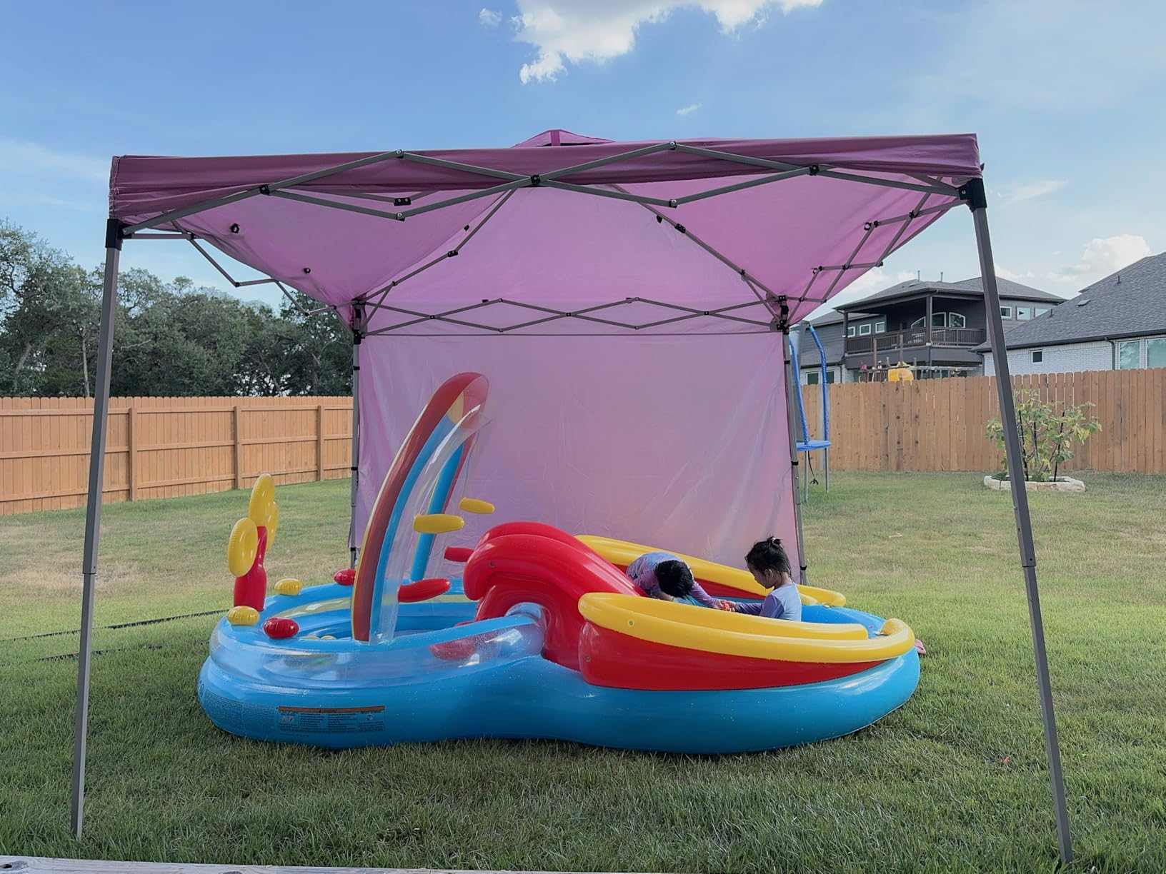 10x10 Ft pop-up luifeltent met schuine poten en zijwand aan de achterkant