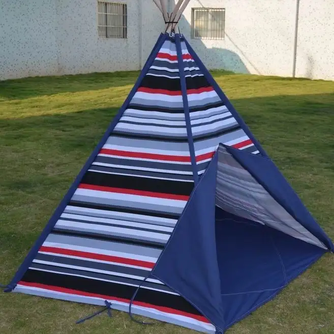 Gestreepte canvas en houten palen kindertent